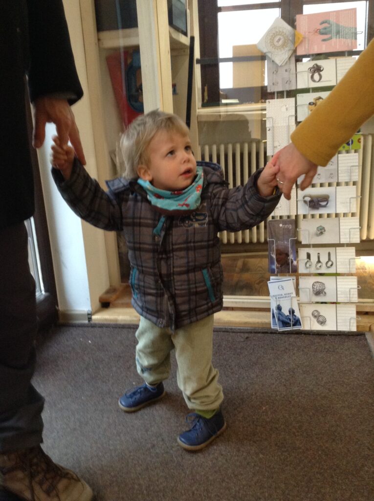 2jähriger Junge kauft erste Schuhe
