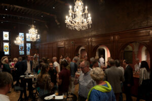 Anregende Gespräche während es Empfangs