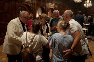 Eltern und Forschende im Gespräch